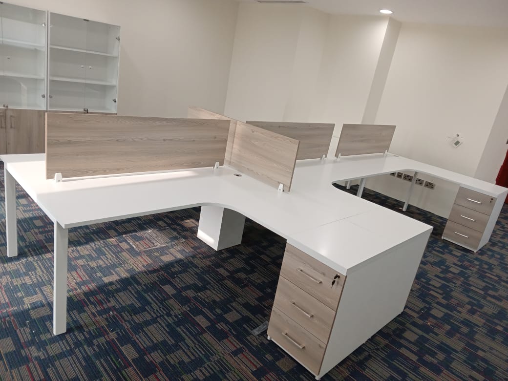 مكاتب عمل بتصميم صناعي أنيق — من Office Art